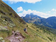 46 In fronte Corno Branchino-Corna Piana, Arera, uno dietro l'altro